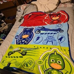 102524 NICKELODEON PJ MASKS, GEKKO, CATBOY, & OWLETTE FLEECE THROW- 44 X 57..ver